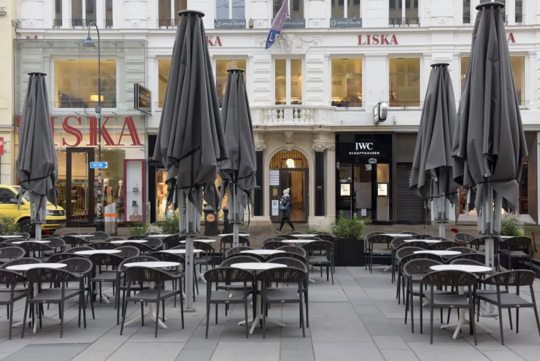 This is a closed cafe on a commercial pedestrian street taken in Vienna, the Austrian capital, on November 22.Photo by Xinhua News Agency reporter Guo Chen