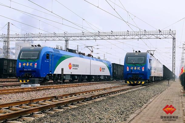 图为等待发车的运煤列车