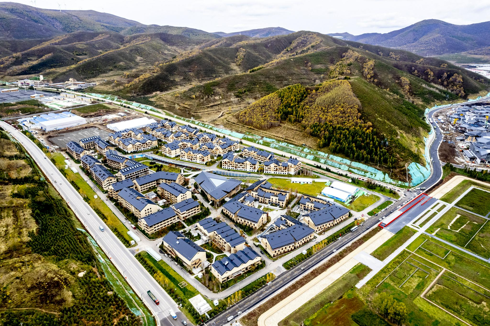 张家口冬奥村.从空中俯瞰,雪后的张家口崇礼,层峦叠嶂,银装素裹.