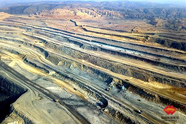 图为黑岱沟露天煤矿坑下作业现场.