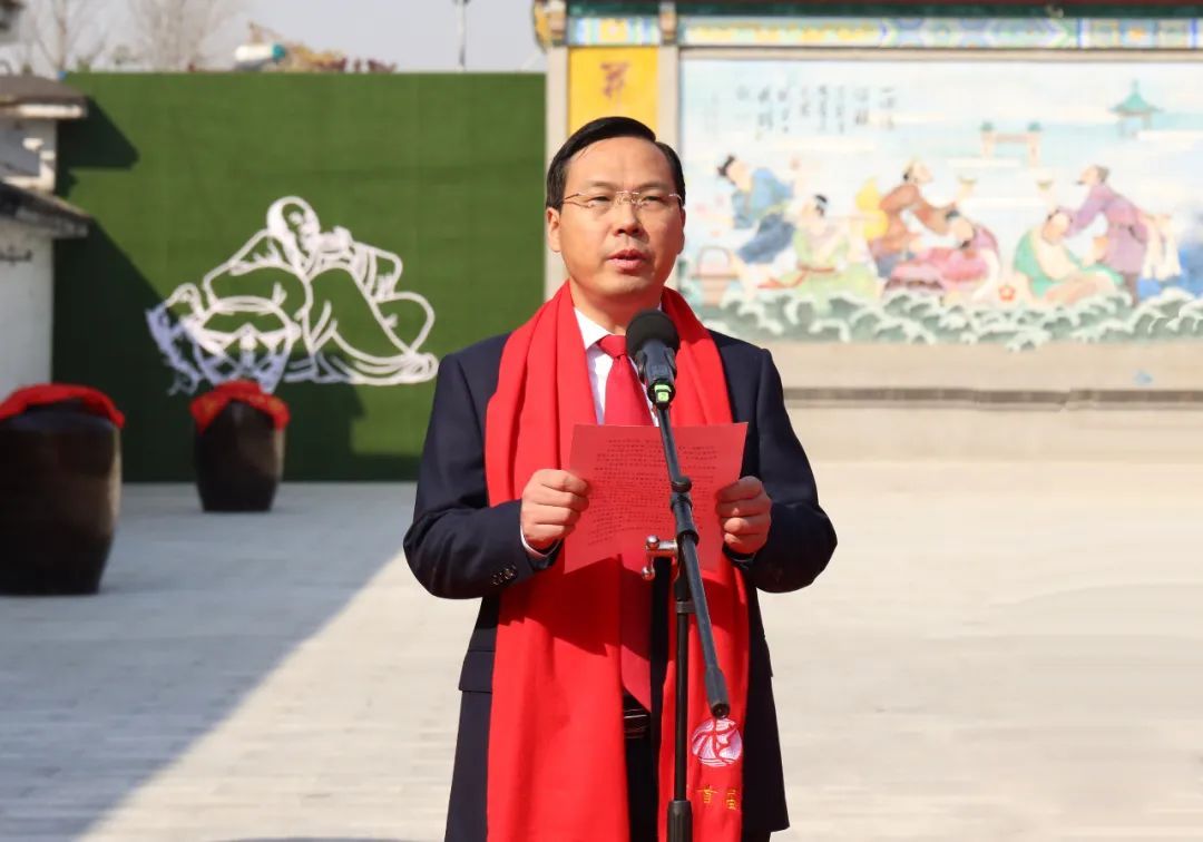 汤沟酒业总经理郑军主持洪昇像揭幕仪式中国酒业协会副秘书长刘振国致