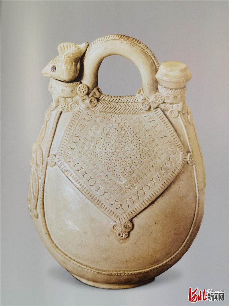故城县出土的唐代邢窑白釉凤首盖贴花皮囊壶.河北日报记者李冬云翻拍