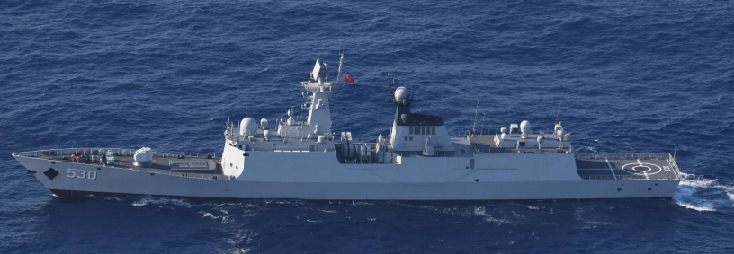 日本海上自卫队在宫古岛附近拍摄到的中国海军护卫舰