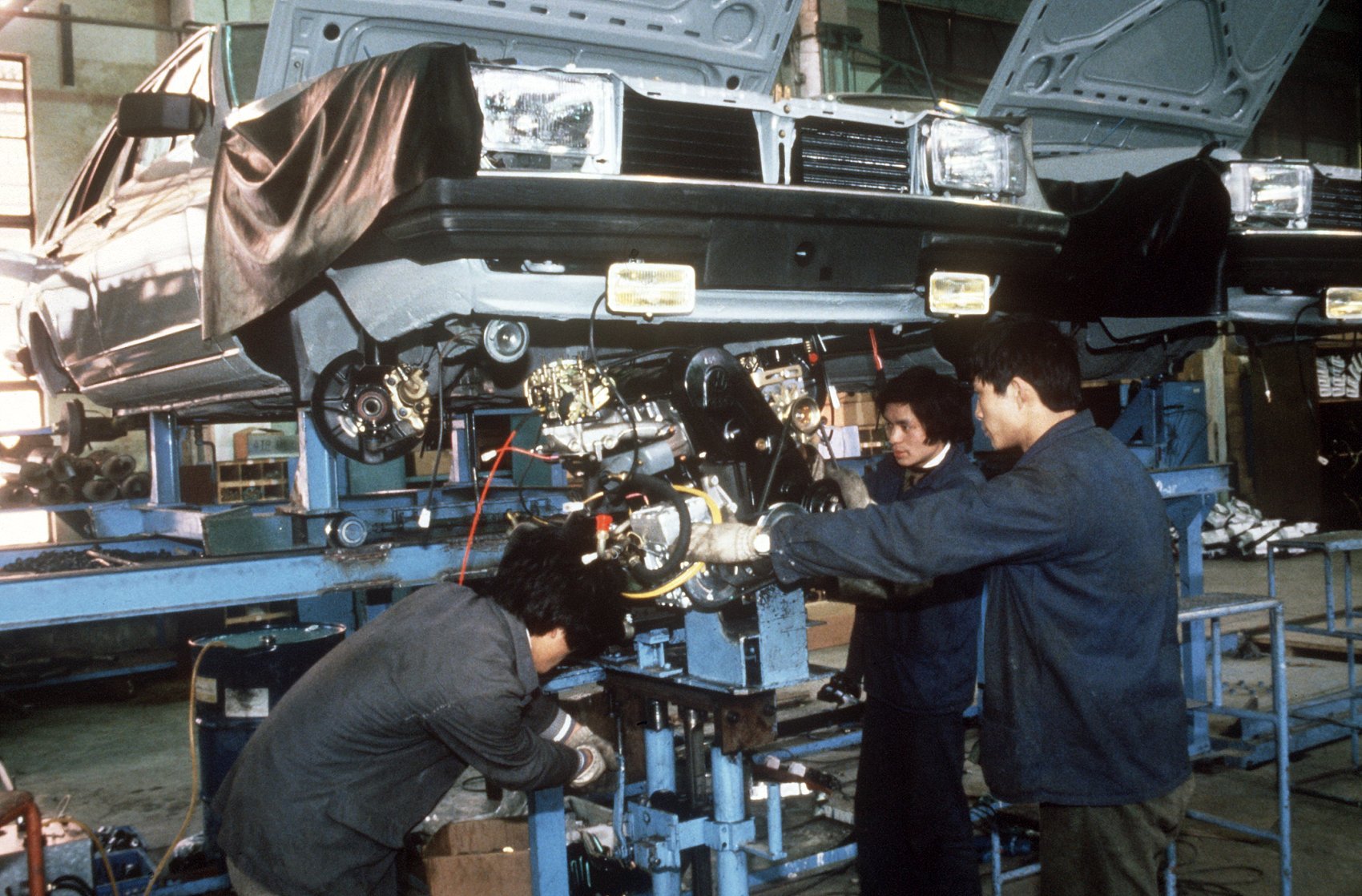 1985年4月，大众汽车上海工厂桑塔纳轿车生产线  图源：视觉中国
