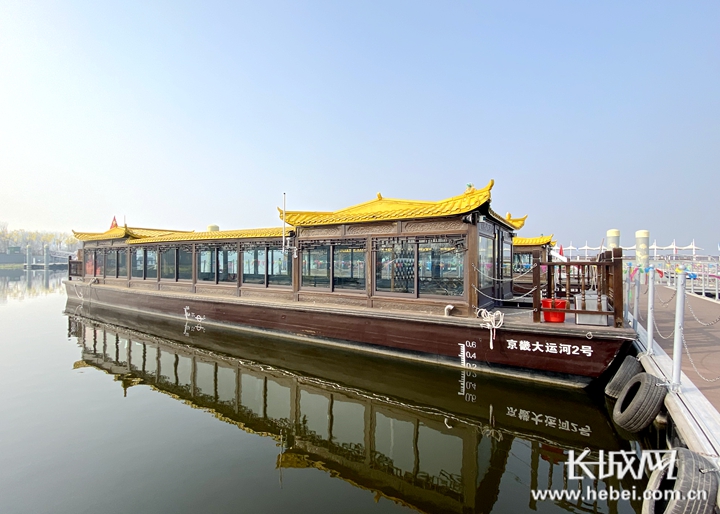 停靠在香河中心码头的2艘仿古船,分别叫"京畿大运河1号""京畿大运河2