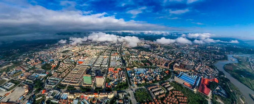 空中俯瞰清晨的瑞丽市&nbsp;江文耀 摄