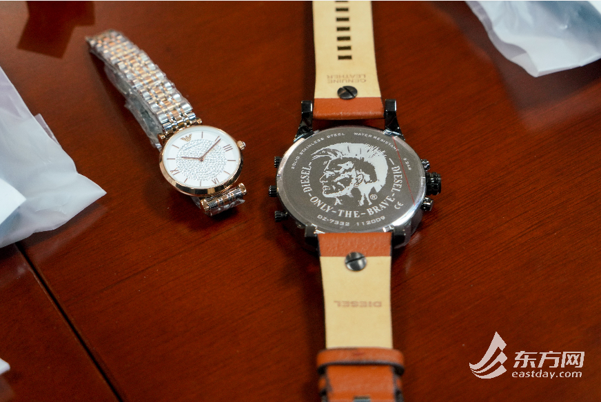 警方查获的某品牌假冒手表 摄影：蔡黄浩