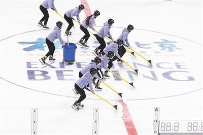 志愿者在“相约北京”冰球国内测试活动比赛间隙清冰。 新华社记者 吴 壮摄