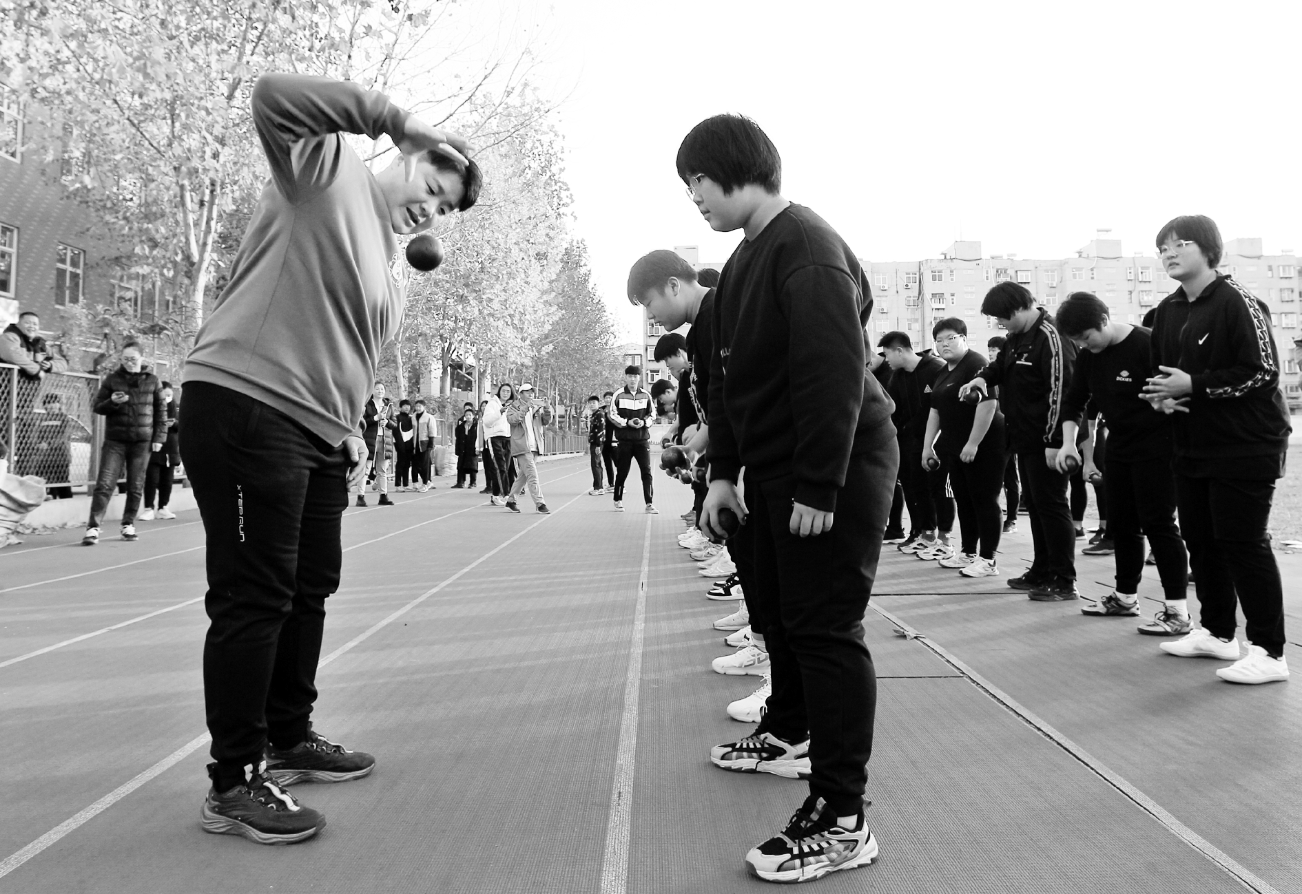 铅球冠军巩立姣(左)来到母校——位于新华路的石家庄市体育运动学校