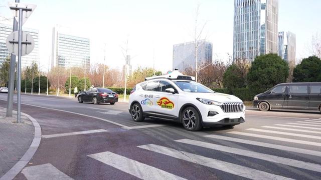 全国首个自动驾驶出行服务商业化试点在京开放
