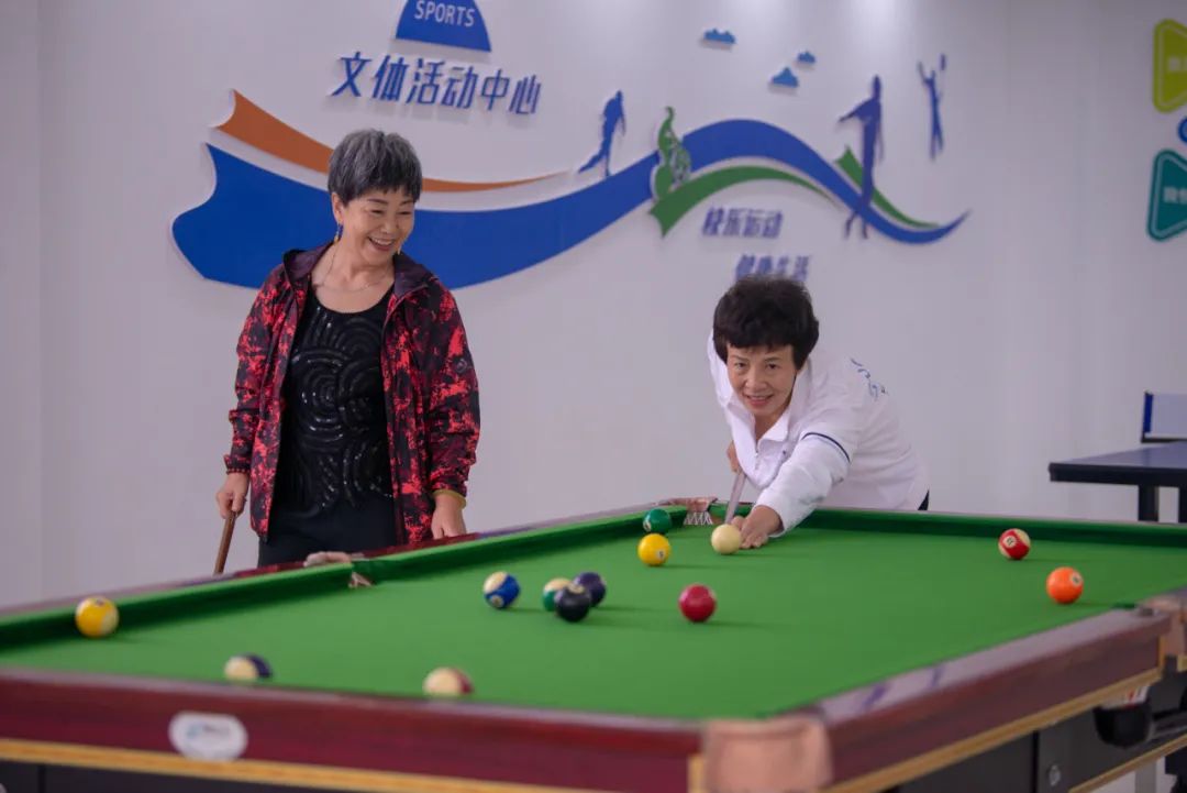 △今年11月，在海南省文昌龙楼航天大社区综合服务中心，老年人享受打台球乐趣。