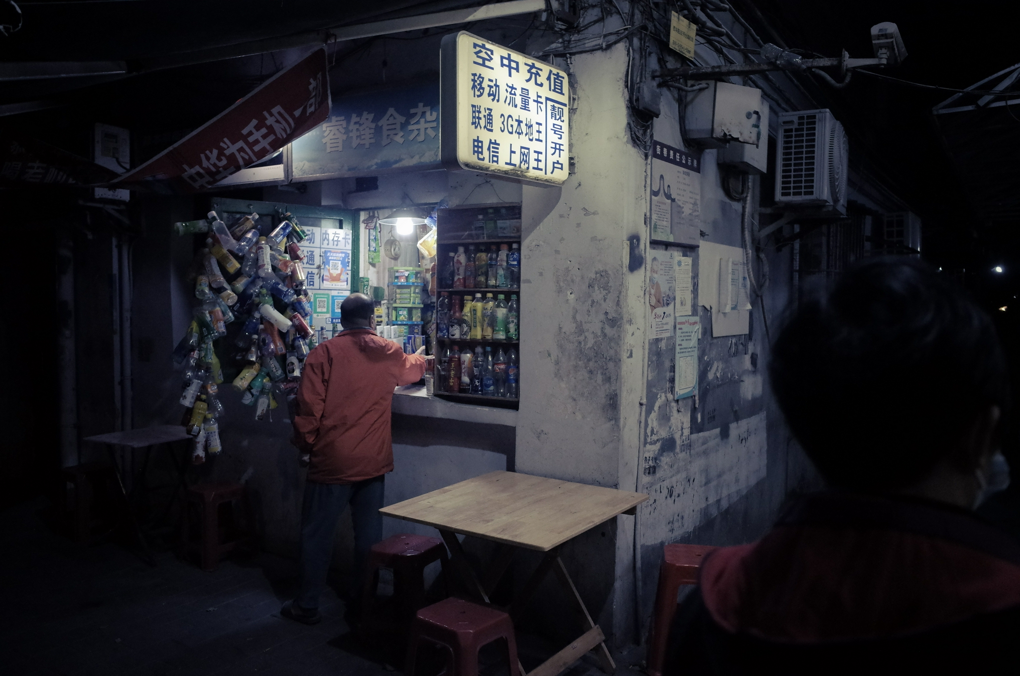 黄叔的士多店，做的几乎都是街坊和隔壁食客的生意 时代周报记者 黎广/摄