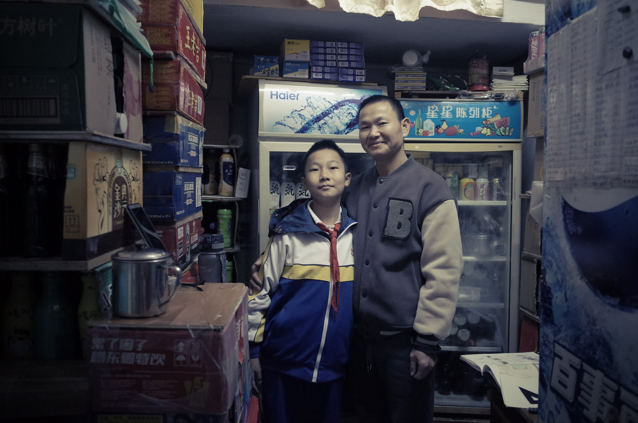 士多店里，黄叔和他的儿子   时代周报记者 黎广/摄