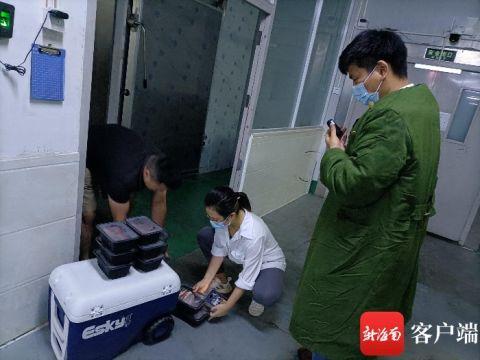 执法人员进入冷库清点数量。图片由海南省市场监督管理局提供