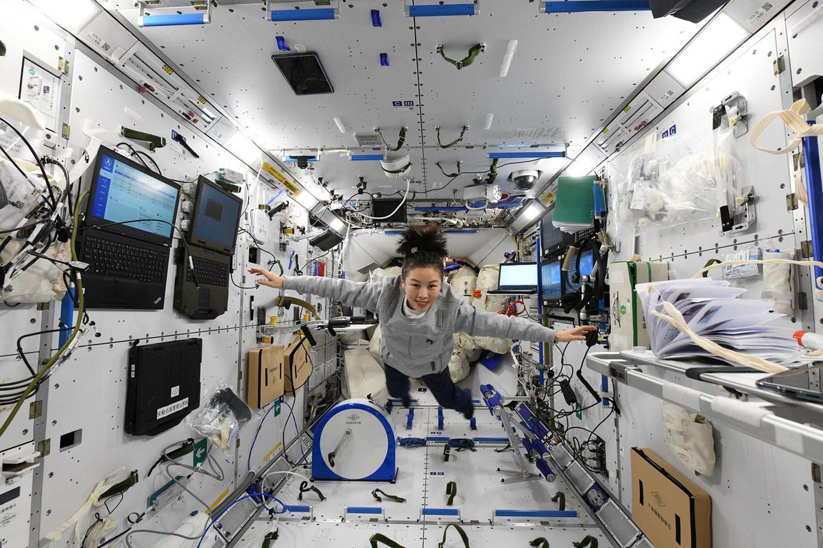 航天员王亚平在天和核心舱内“飞翔”。 （图片来源：中国航天员中心）