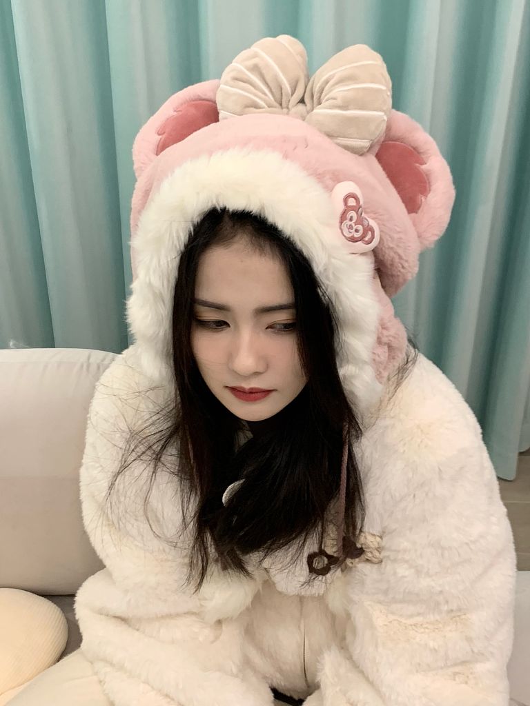 白鹿冬日居家生活照甜美温暖 戴卡通绒帽可爱到心空