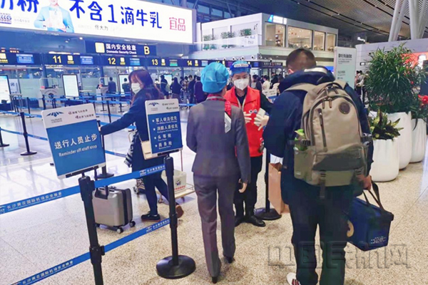 湖南航空地服人员全程协助旅客登机