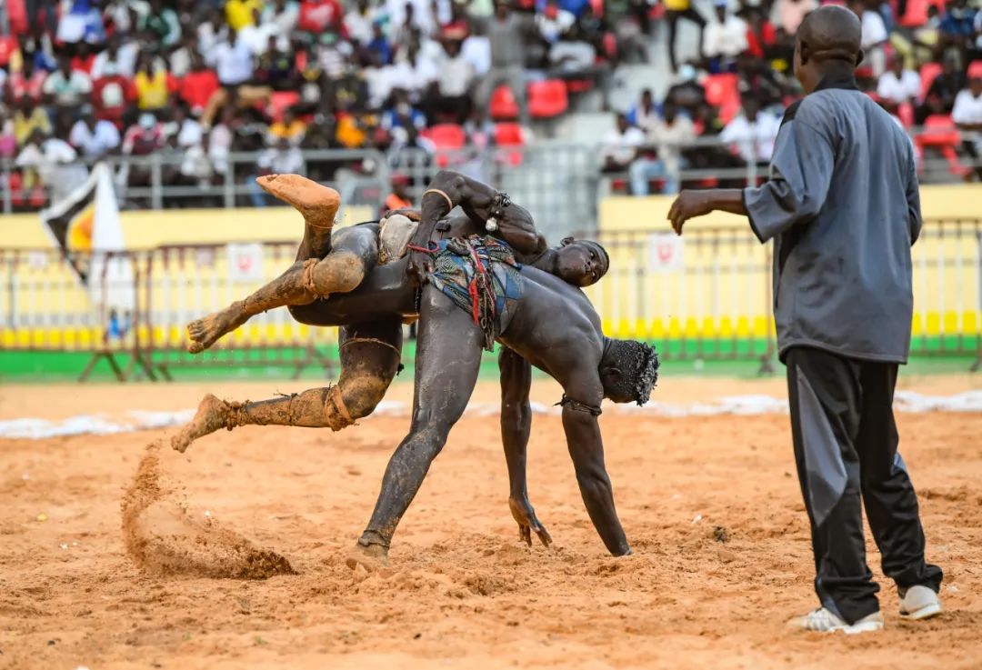 11月21日，在塞内加尔首都达喀尔，选手在塞内加尔竞技摔跤场内比赛。 
