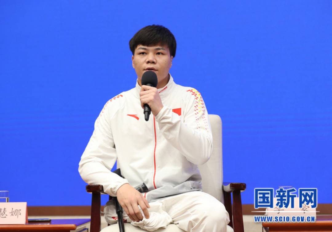 轮椅击剑男子佩剑a级比赛冠军李豪(图片来源:国新网)