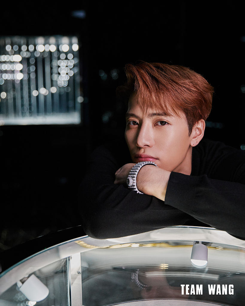 王嘉尔光影写真矜贵气质尽显 眉眼深情渲染荷尔蒙爆棚_高清图集_新浪