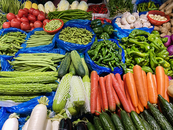 蔬菜整齐地摆满摊铺.