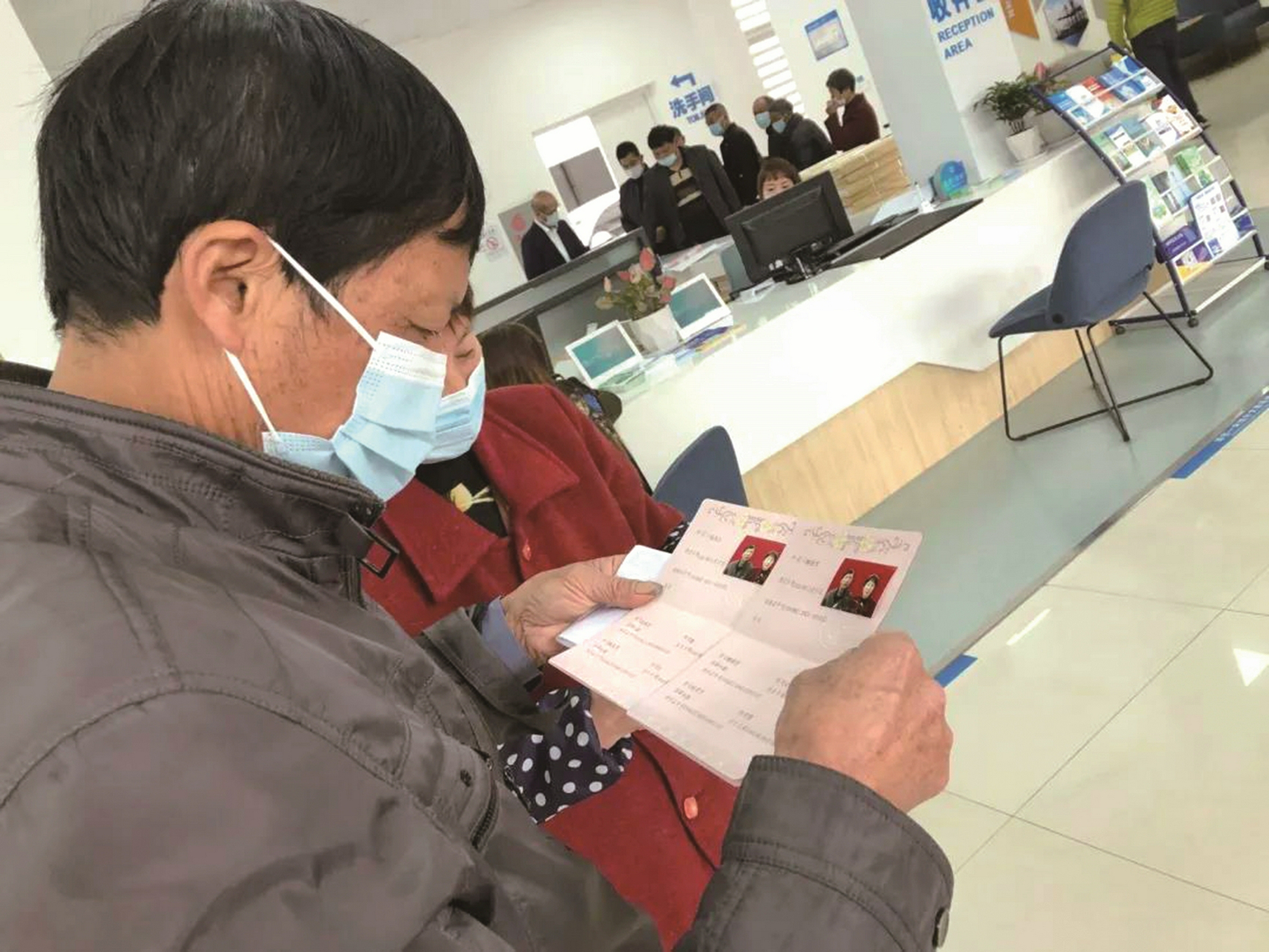 独山港近千对夫妻在家门口补领补办结婚证