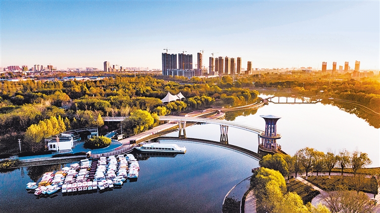 图为近日拍摄的石家庄市环城水系泊水公园.河北日报通讯员李明发摄