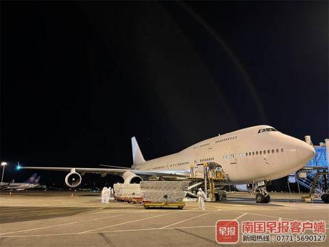 　　南宁吴圩机场海关关员对货物装载过程进行监管。钟昌成 摄