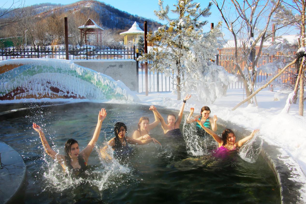 (大庆雪地温泉)"冰雪森林之都"伊春拥有超多冰雪奇景和欢乐玩法,暖暖