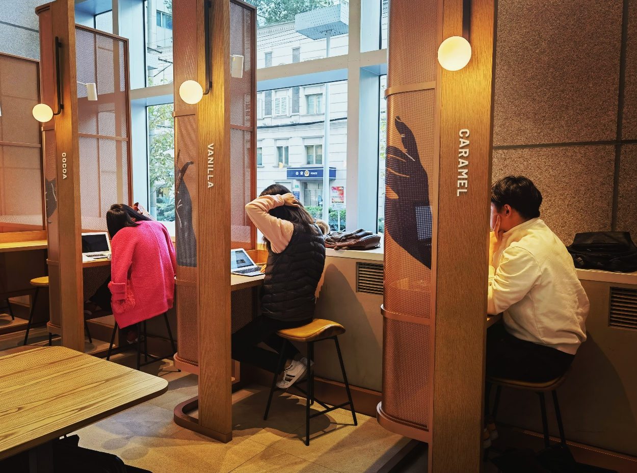 星巴克和办公楼抢生意,收费还要更便宜?打工人:感觉被精准拿捏了