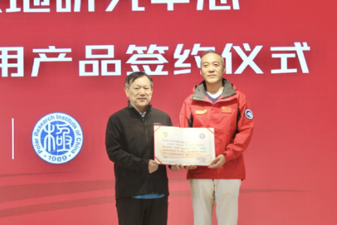 探路者集团董事长李明（左）与中国极地中心保障部陈楠主任