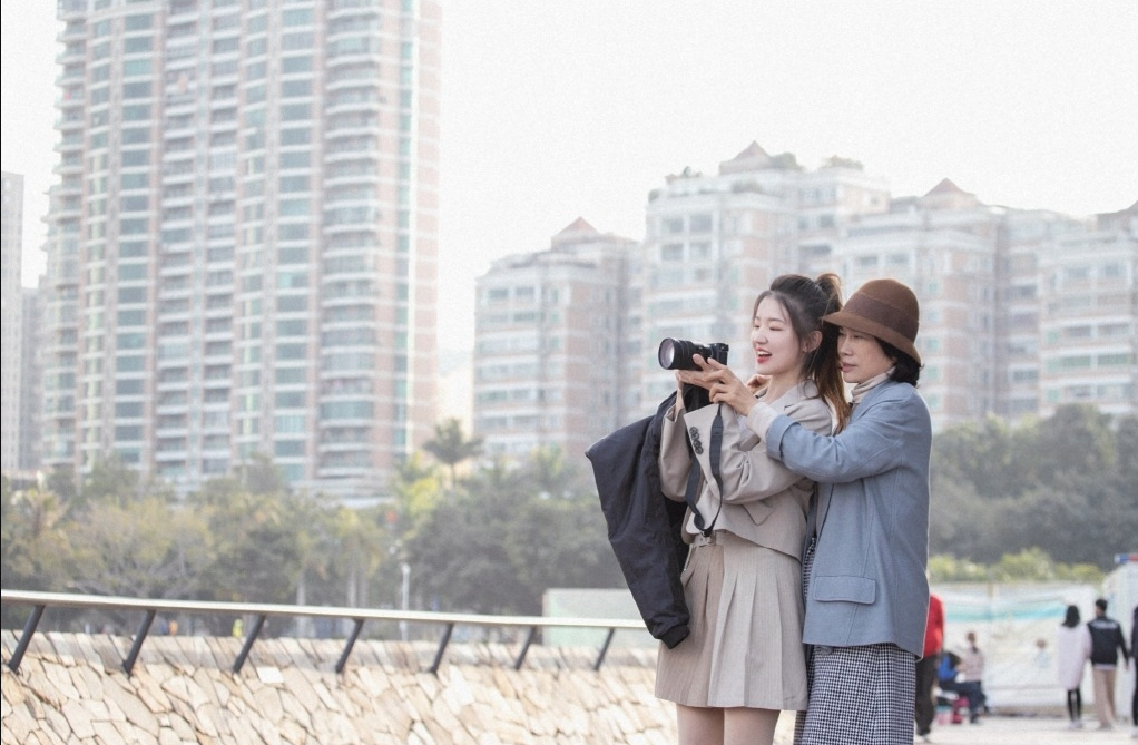 董明珠22岁女秘书开始直播带货:在综艺节目上被选中