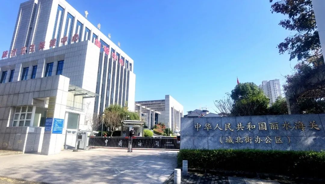 在商会大厦正对面人民街上还有一个收费停车场人民