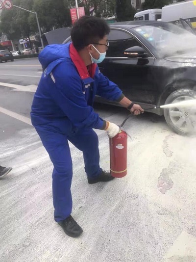 圖說:吳濱對起火車輛進行滅火 採訪對象供圖