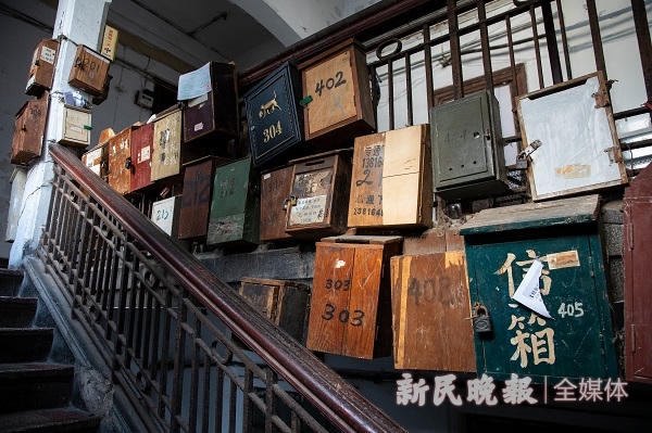 图说:曾献仁家所住的楼栋楼梯旁的老式邮箱