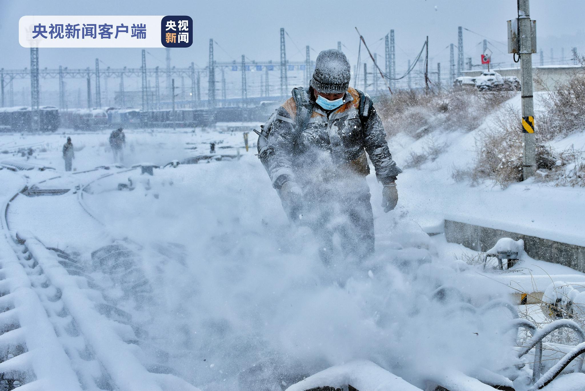寒潮来袭新疆乌鲁木齐多个区县发布暴雪预警