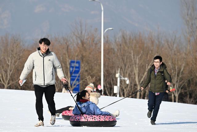 2021年11月27日，延庆世园公园，市民在雪场玩耍。新京报记者 陶冉 摄