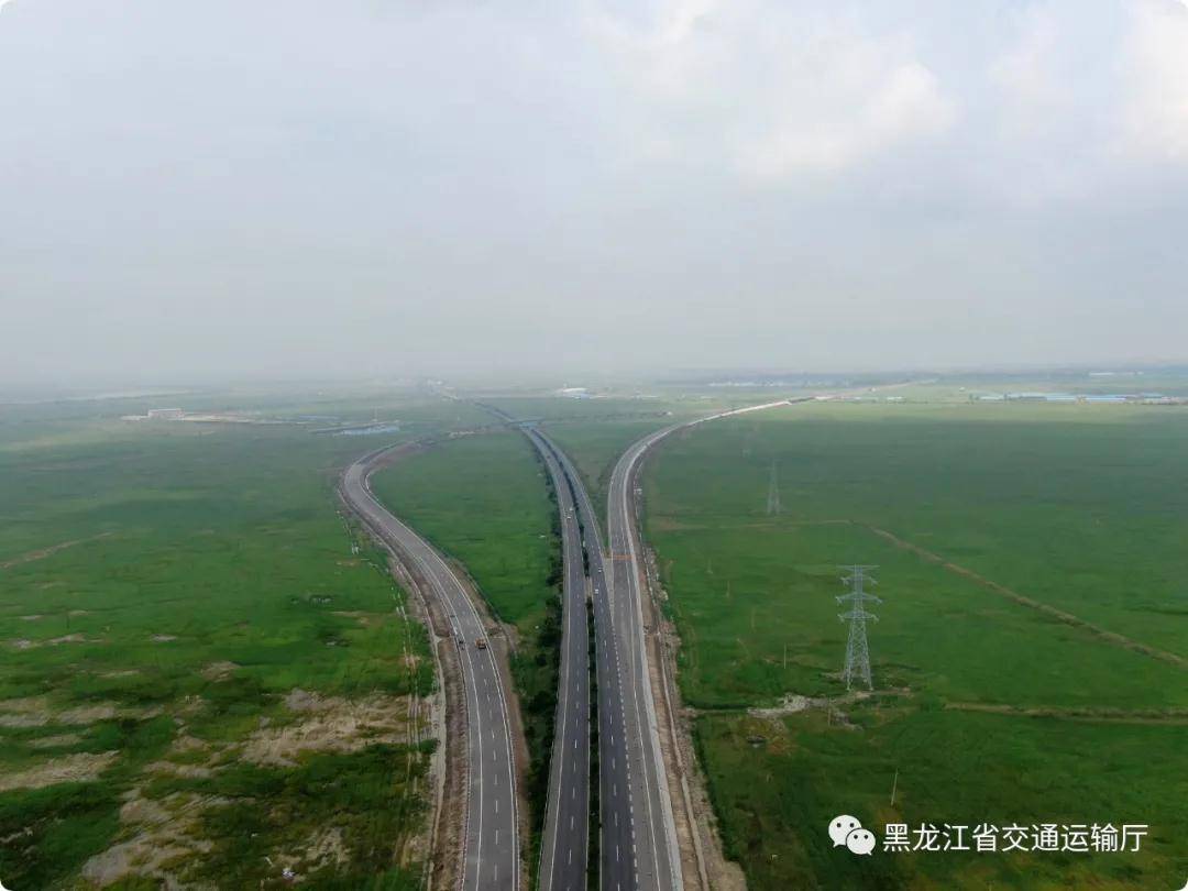 11月25日上午,黑龙江省交通"百大项目"绥满高速公路卧里屯至白家窑段