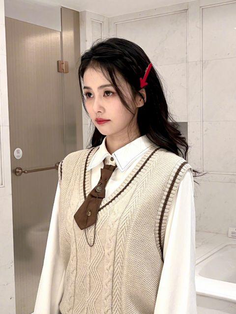 "照片中的白鹿身穿浅色学院风制服,长发披肩清新甜美,对镜微笑灵动