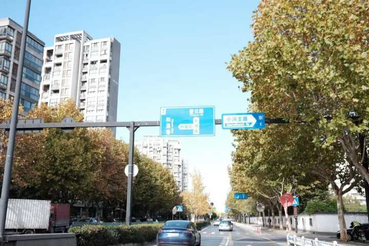 小河路上，左侧为名城燕园，右侧围墙内即待出让地块