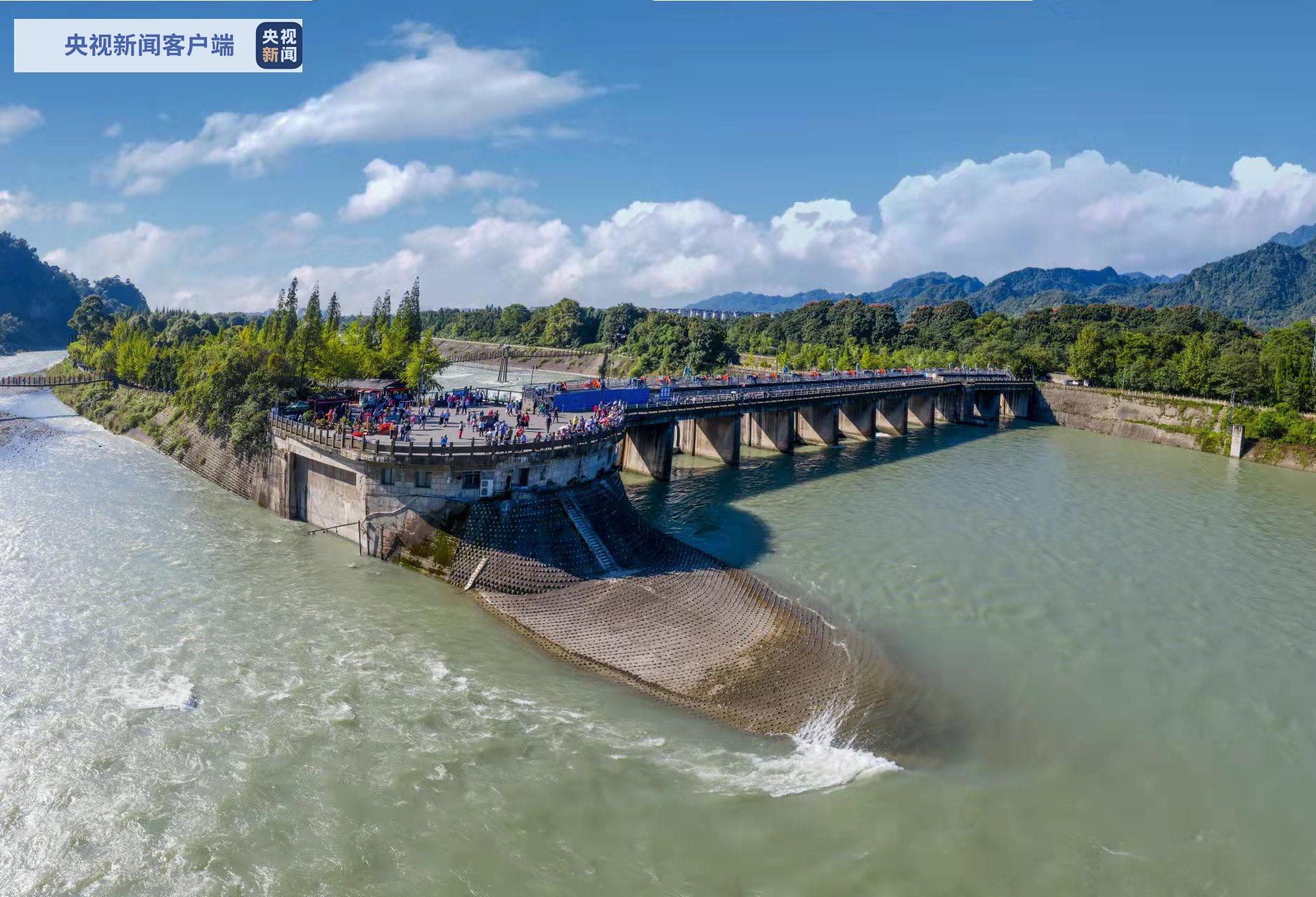 公元前256年,秦郡守李冰率众修建都江堰水利工程,创造了世界水利发展