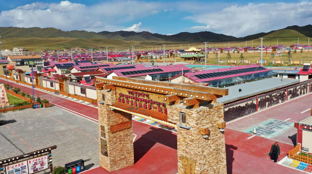 这是9月9日拍摄的甘肃省甘南藏族自治州碌曲县尕海镇尕秀村村貌（无人机照片）。新华社记者 陈斌 摄