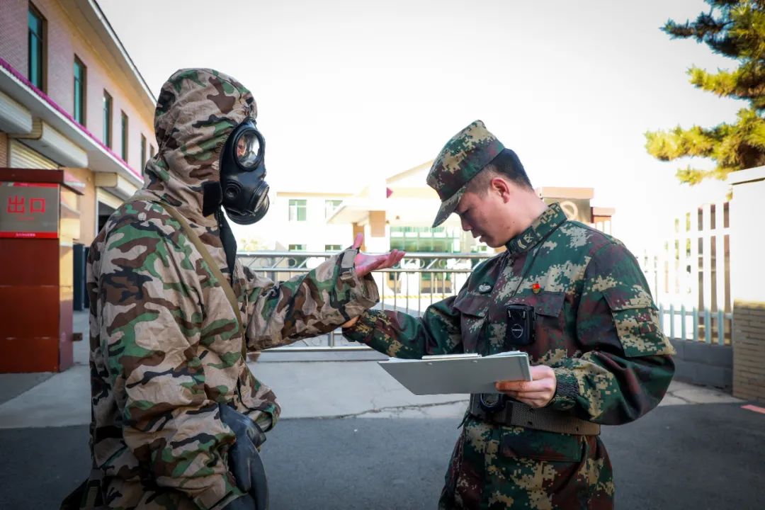 以考促练火箭军某部核生化防护比武攥紧降魔铁拳