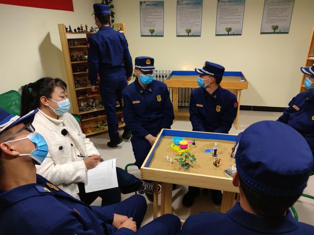 在石景山区社会心理服务中心，消防员们和心理老师一起参加箱体沙盘活动。新京报记者 王景曦 摄