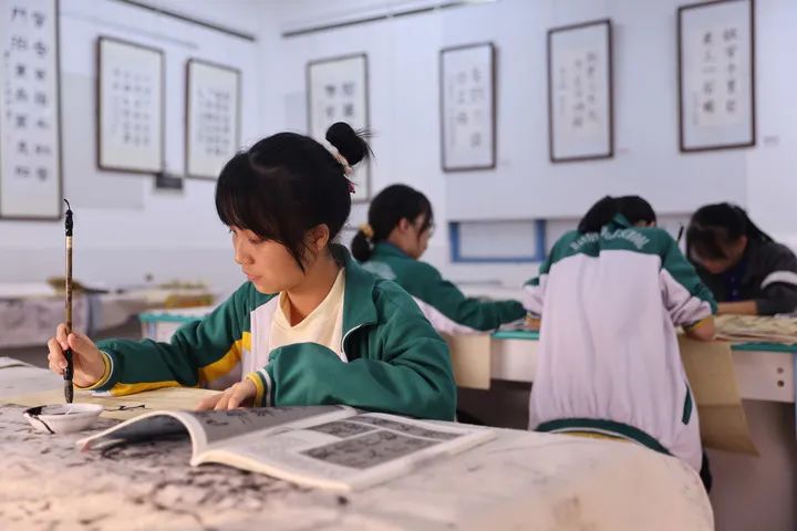 11月24日，海南省万宁中学的学生在上书法课。新华社记者 张丽芸 摄