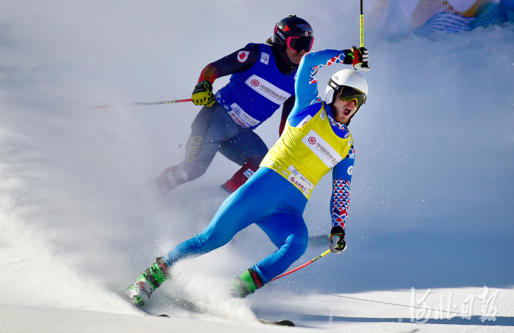 图为谢尔盖冲过终点线后庆祝胜利.