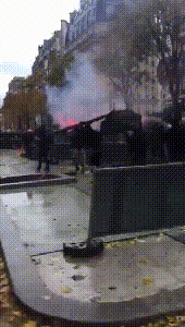 法国街头变“战场” 黑衣蒙面人满街追打警察
