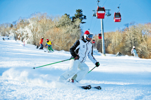 　　滑雪爱好者体验今冬亚布力首滑。本报记者 王东摄