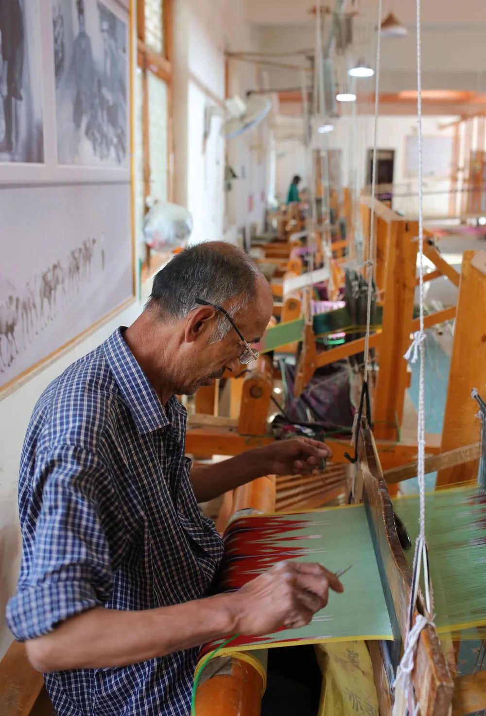 团",开设艾德莱斯绸制作讲堂,给从业人员面对面传经验,手把手教方法