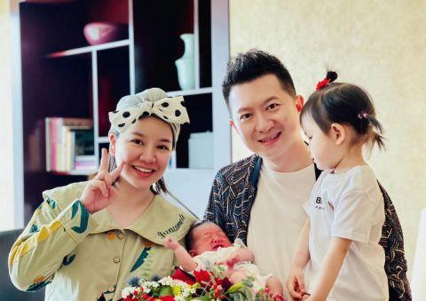央视主持人夫妻合体穿膨胀冰球服身后尼格买提名字抢镜